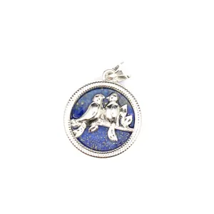 Détail d'un pendentif circulaire en lapis-lazuli argenté avec un motif de deux oiseaux