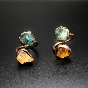 Detalle de anillos vintage con fluorita verde en bruto y piedra de citrino amarillo