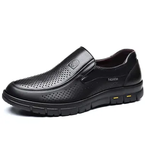 Primo piano di mocassino da uomo in pelle nera traforata in stile business casual