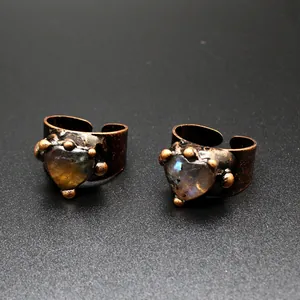 Anillos de corazón de bronce vintage con detalles de labradorita iridiscente y citrino
