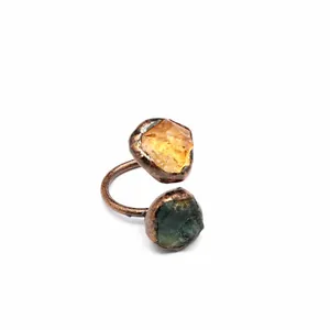 Primer plano detallado de anillo de bronce vintage con cristal amarillo y fluorita.
