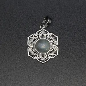 Vue détaillée du pendentif fleur en dentelle argentée avec perle de cristal grise