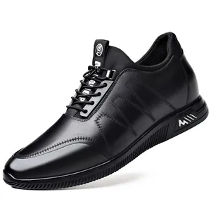 Détail latéral de chaussures rehaussantes en cuir noir homme avec talon caché de 6 cm