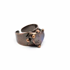 Primer plano de un anillo vintage de piedra en forma de corazón