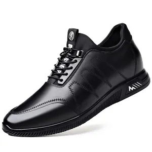 Vue latérale des chaussures rehaussantes en cuir noir pour hommes avec coutures
