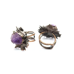 Primer plano de anillo vintage con amatista en bruto y banda de bronce ajustable