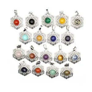 Collection de pendentifs en pierres précieuses avec filigrane floral argenté ciselé