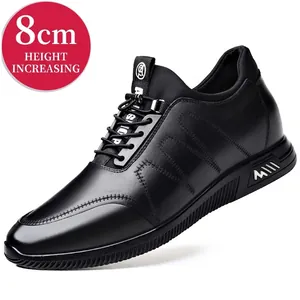 Gros plan sur chaussure rehaussante en cuir noir pour homme avec coutures et lacets
