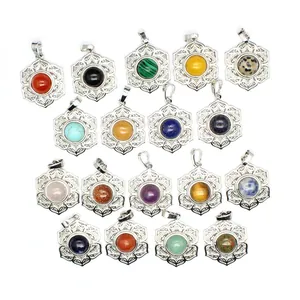 Vue macro de divers pendentifs en cabochon de cristal avec des bords floraux argentés
