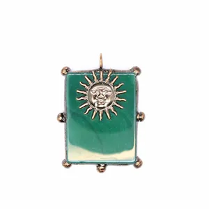 Vue détaillée d'un pendentif soleil vintage avec une incrustation de pierre naturelle.