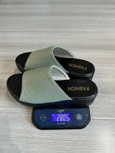 Detailed weight measurement of casual green fabric platform slides showing 280.5g