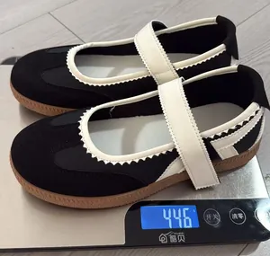Misurazione del peso di 446g per scarpe Mary Jane nere su una bilancia