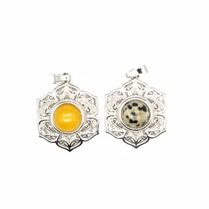Détail de pendentifs en filigrane d'argent avec perles d'ambre et de jaspe dalmate