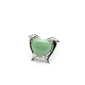 Dettaglio dell'anello regolabile a forma di delfino con pietra naturale verde a cuore