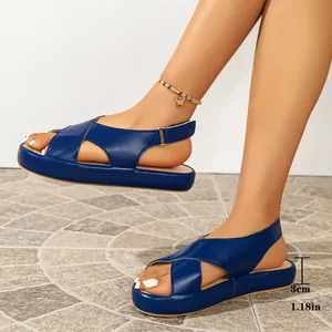 Sandales à plateforme bleues pour femmes avec semelle de 3 cm et lanières croisées.