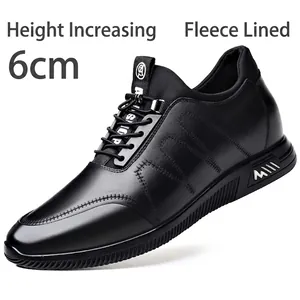 Vue détaillée de chaussures en cuir noir pour hommes avec rehaussement invisible de 6 cm