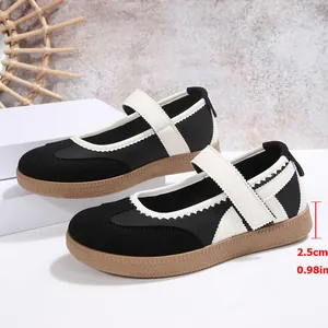 Dettaglio delle ballerine Mary Jane nere con comoda suola in gomma da 2,5 cm