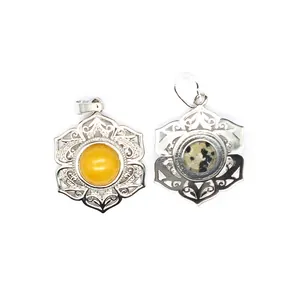 Vue détaillée des pendentifs sophistiqués en perles de cristal et dentelle de métal argenté