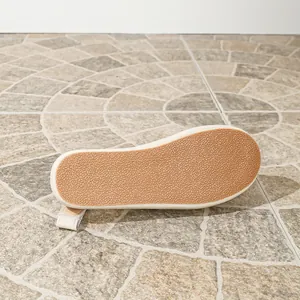 Détail en gros plan de la semelle en caoutchouc antidérapante des sandales de plage plates