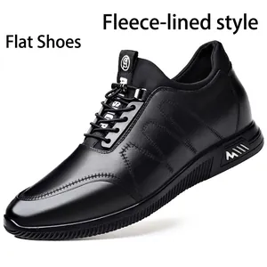 Gros plan sur des chaussures en cuir noir pour hommes à talon caché et doublure
