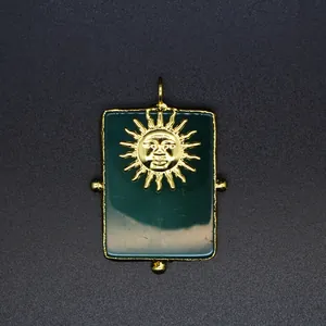 Gros plan du visage solaire doré sur un pendentif en agate sarcelle