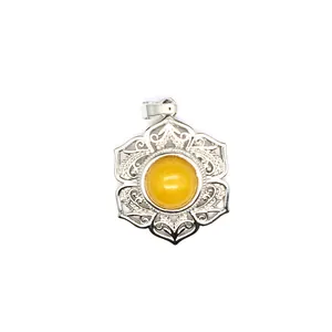 Vue détaillée du pendentif en dentelle de fleurs argentées avec pierre ambre centrale.