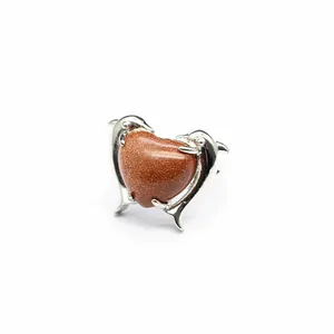 Primo piano dettagliato del design a doppio delfino e del cuore in pietra arenaria dorata