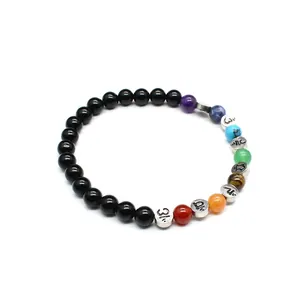 Detailaufnahme eines elastischen 6-mm-Armbands mit schwarzen und 7 Chakra-Natursteinen.