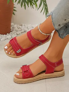 Vista dettagliata dei sandali platform rossi con comodi cinturini in velcro al piede.