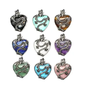 Collezione di pendenti a cuore in cristallo vintage con intricate sovrapposizioni di draghi