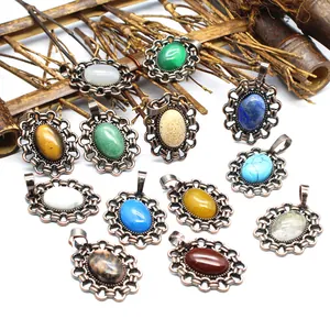 Detailansicht von böhmischen Vintage-Anhängern mit verschiedenen natürlichen Edelsteinen
