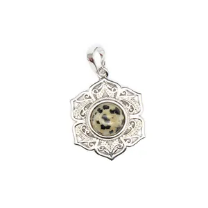 Détail d'un pendentif en filigrane de fleur argentée avec pierre de jaspe dalmate incrustée