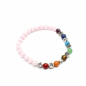 Detailaufnahme der 6mm Sieben-Chakra-Natursteine mit gravierten Silberperlen