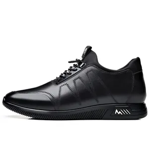 Vue détaillée de profil d'une chaussure en cuir noir avec talon invisible de 6 cm.