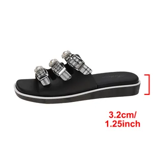 Ciabatte nere da donna con fibbie di perle a quadri e tacco da 3,2 cm.