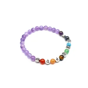 Detailansicht eines 7 Chakra Naturstein Armbands mit 6mm Perlen und gravierten Silberperlen