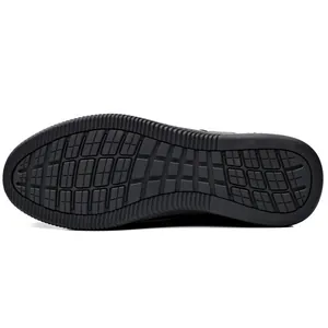 Détail de la semelle en caoutchouc noir antidérapante pour chaussures rehaussantes hommes