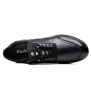 Vue détaillée de dessus de chaussures d'ascenseur en cuir véritable noir pour hommes