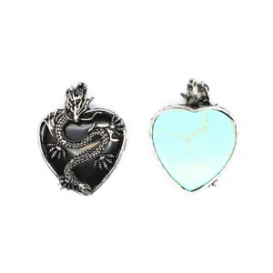 Dettaglio del ciondolo drago a forma di cuore e collana in pietra turchese