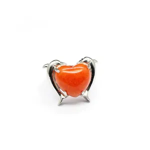 Vista dettagliata dell'anello doppio delfino argento con pietra naturale a cuore arancio