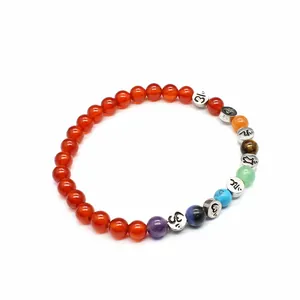 Detailansicht des 7-Chakra-Armbands aus 6-mm-Naturstein mit gravierten Om-Anhängern