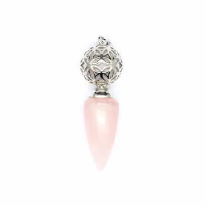 Dettaglio di un ciondolo a cono in pietra naturale rosa con sfera cava in argento