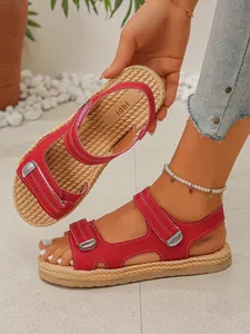 Primo piano di sandali platform rossi con suole in corda e cinturini in velcro