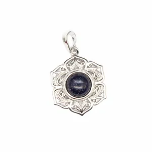 Vue détaillée d'un pendentif fleur vintage orné avec pierre centrale en grès bleu