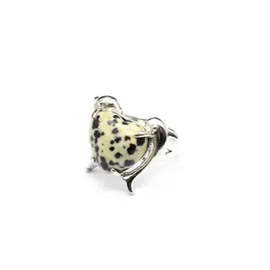 Primo piano dell'anello a doppio delfino in argento con pietra di diaspro dalmata a cuore