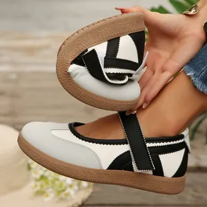 Suola flessibile di ballerine Mary Jane con cinturino in velcro nero e bianco