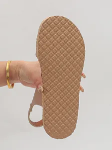 Vista dettagliata della suola platform antiscivolo di sandali estivi casual da donna.