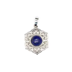 Détail d'un pendentif en dentelle florale argentée avec une pierre bleue ronde