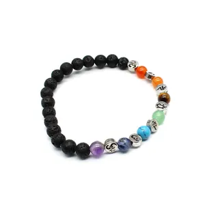 Detailansicht des 7-Chakra-Armbands mit 6 mm Natursteinen und Lavaperlen