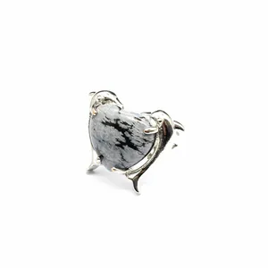 Dettaglio dell'anello a cuore in ossidiana fiocco di neve con doppia cornice di delfini